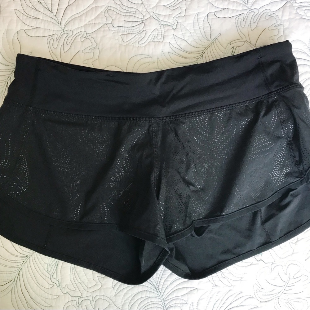 Lululemon Speed Short black print // size 6 // euc